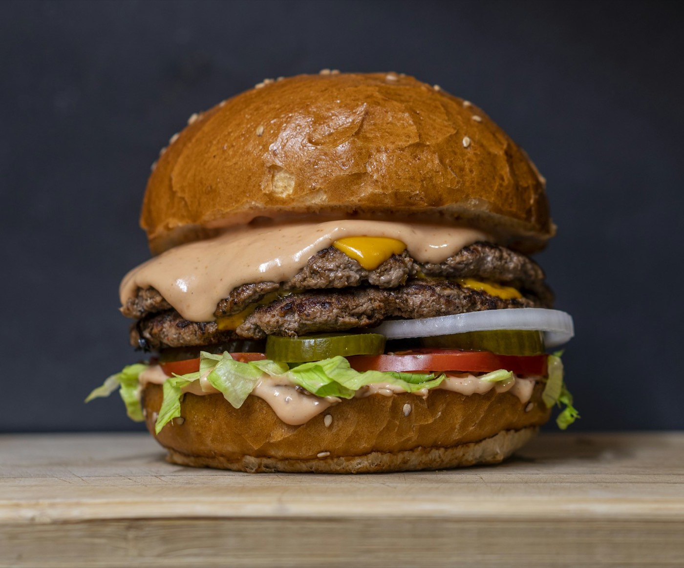 Cheeseburger with lettuce, tomato, pickles and onion